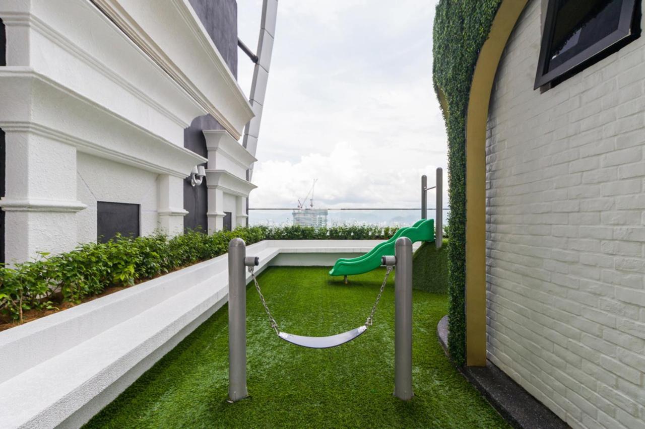Апарт готель Arte Mont Kiara Куала-Лумпур Екстер'єр фото Artificial grass on a balcony